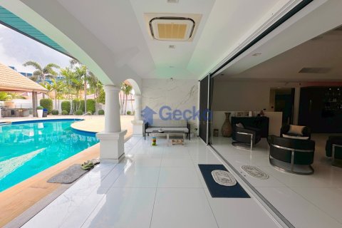 House in Pattaya, Thailand 6 bedrooms № 196375 - photo 18