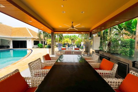 House in Pattaya, Thailand 6 bedrooms № 196375 - photo 13