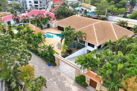 House in Pattaya, Thailand 6 bedrooms № 196375 - photo 4