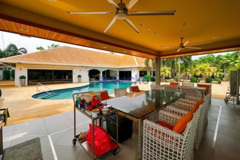 House in Pattaya, Thailand 6 bedrooms № 196375 - photo 9