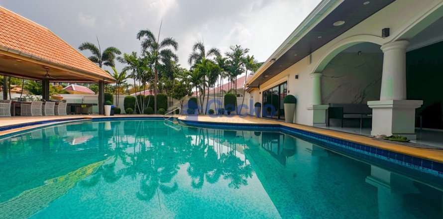 House in Pattaya, Thailand 6 bedrooms № 196375