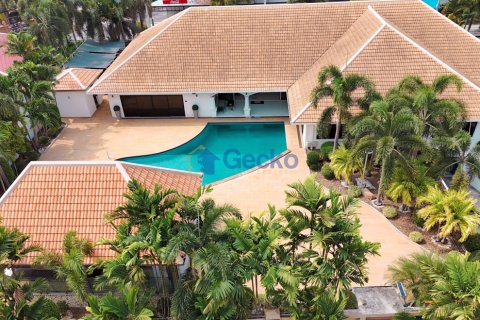 House in Pattaya, Thailand 6 bedrooms № 196375 - photo 8