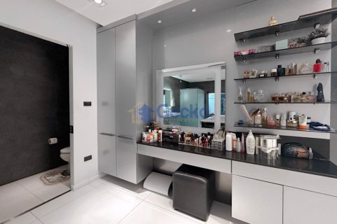 House in Pattaya, Thailand 6 bedrooms № 196375 - photo 24