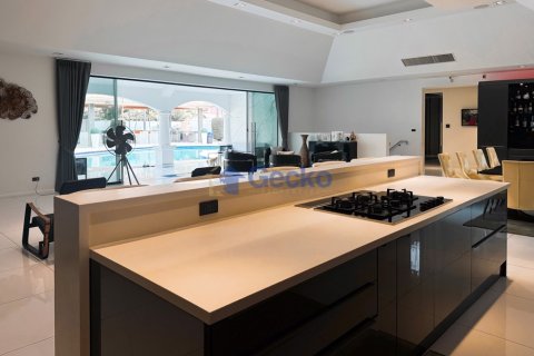 House in Pattaya, Thailand 6 bedrooms № 196375 - photo 16