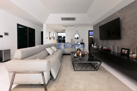 House in Pattaya, Thailand 6 bedrooms № 196375 - photo 17