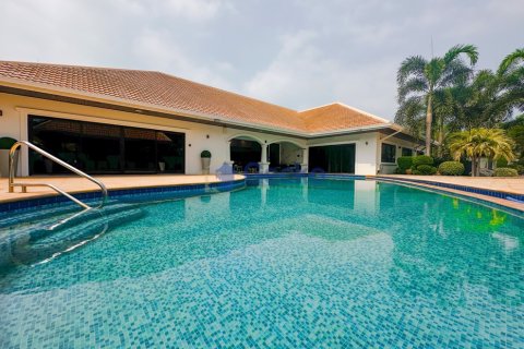 House in Pattaya, Thailand 6 bedrooms № 196375 - photo 6