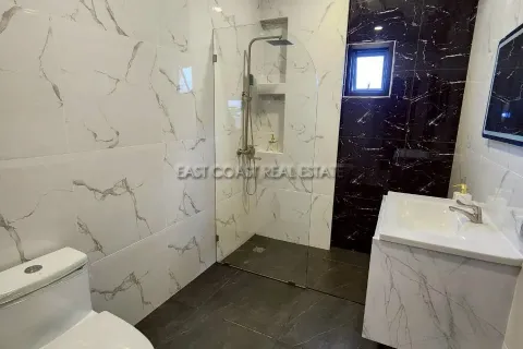 Casa de 4 dormitorios en Pattaya, Tailandia № 212341 - foto 16