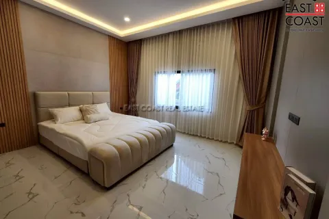 Casa de 4 dormitorios en Pattaya, Tailandia № 212340 - foto 15