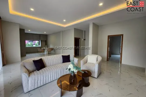 Casa de 4 dormitorios en Pattaya, Tailandia № 212340 - foto 3