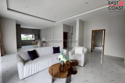Casa de 4 dormitorios en Pattaya, Tailandia № 212340 - foto 4