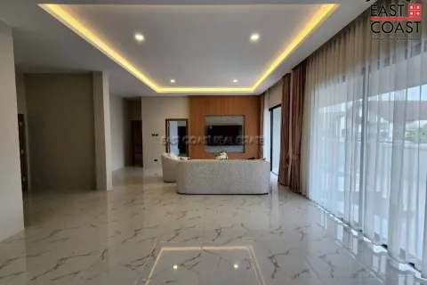 Casa de 4 dormitorios en Pattaya, Tailandia № 212340 - foto 2