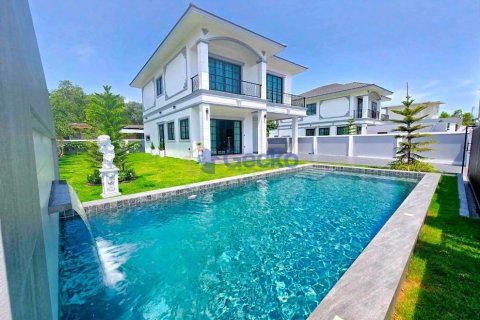 House in Pattaya, Thailand 4 bedrooms № 195997