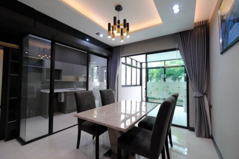 Дом в Лат Пхрау, Бангкок, Таиланд с 3 спальнями  № 172865 - фото 2