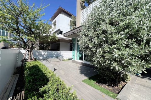 House in Samut Prakan, Thailand 4 bedrooms № 158077