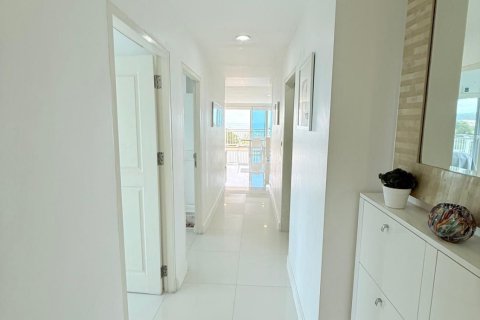 Condo in Hua Hin, Thailand, 3 bedrooms  № 173549 - photo 12