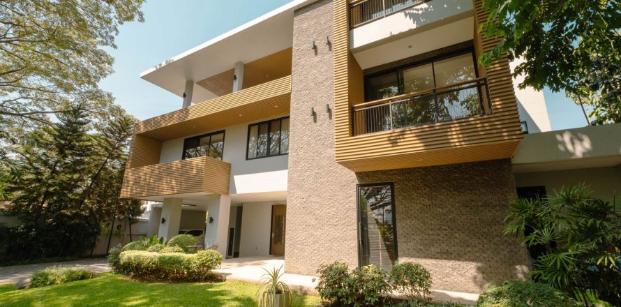 House in Chiang Mai, Thailand 4 bedrooms № 155373