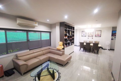 Дом в Бангкхэ, Бангкок, Таиланд с 5 спальнями  № 151150 - фото 2