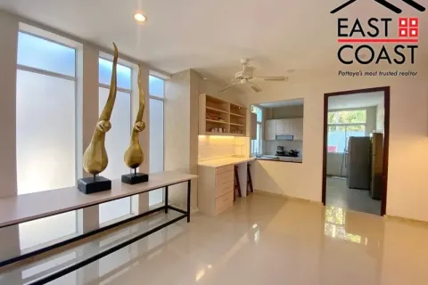 Casa de 8 dormitorios en Pattaya, Tailandia № 213666 - foto 12