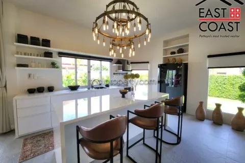 Casa de 4 dormitorios en Pattaya, Tailandia № 213667 - foto 15