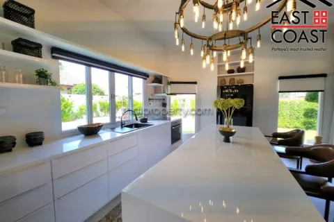 Casa de 4 dormitorios en Pattaya, Tailandia № 213667 - foto 14