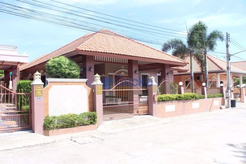 House in Pattaya, Thailand 4 bedrooms № 197349
