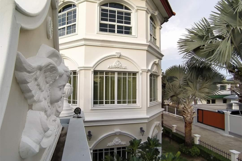 House in Bangkok, Thailand 4 bedrooms № 189452