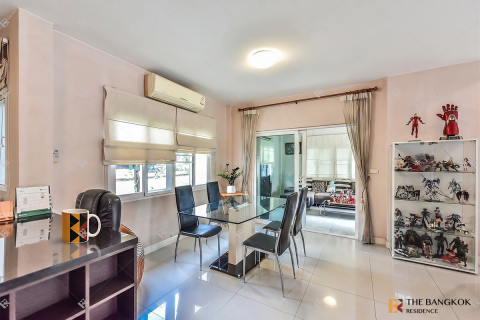 House in Bangkok, Thailand 3 bedrooms № 189453