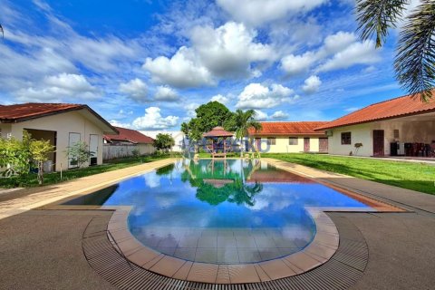 House in Pattaya, Thailand 4 bedrooms № 199600