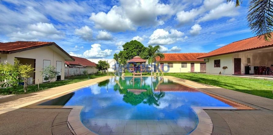 House in Pattaya, Thailand 4 bedrooms № 199600