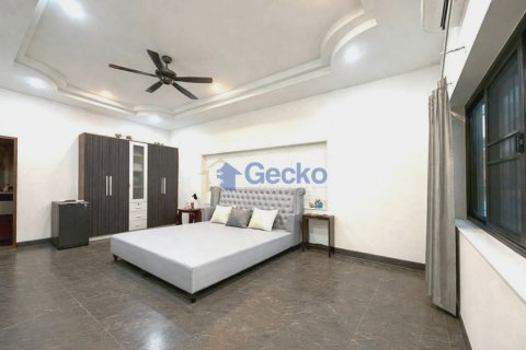 House in Pattaya, Thailand 4 bedrooms № 199600 - photo 17