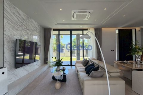 House in Pattaya, Thailand 4 bedrooms № 199598 - photo 2