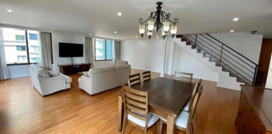 Condo in Khlong Toei, Bangkok, Thailand, 3 bedrooms № 167981