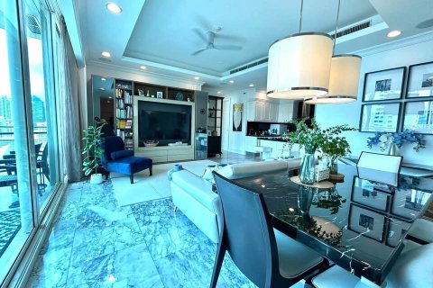 Condo in Bangkok, Thailand, 3 bedrooms  № 180674 - photo 7