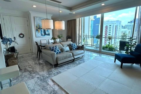 Condo in Bangkok, Thailand, 3 bedrooms  № 180674 - photo 2