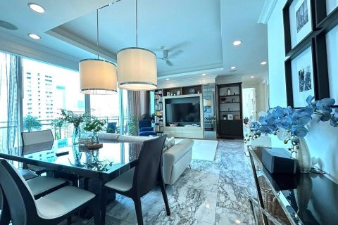 Condo in Bangkok, Thailand, 3 bedrooms  № 180674 - photo 6