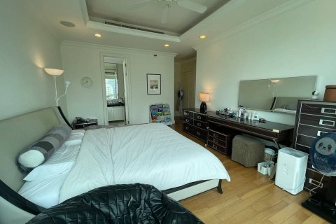 Condo in Bangkok, Thailand, 3 bedrooms  № 180674 - photo 12