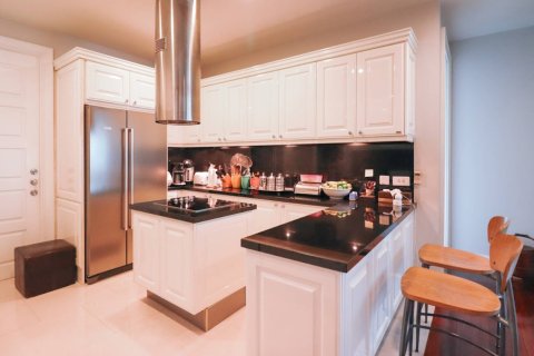 Condo in Bangkok, Thailand, 3 bedrooms  № 180675 - photo 8