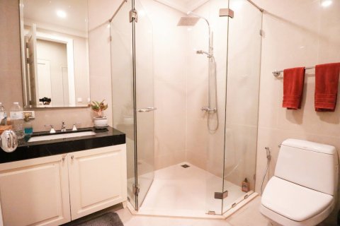 Condo in Bangkok, Thailand, 3 bedrooms  № 180675 - photo 19