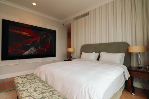Condo in Bangkok, Thailand, 3 bedrooms  № 180675 - photo 14