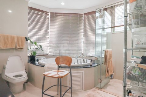 Condo in Bangkok, Thailand, 3 bedrooms  № 180675 - photo 15
