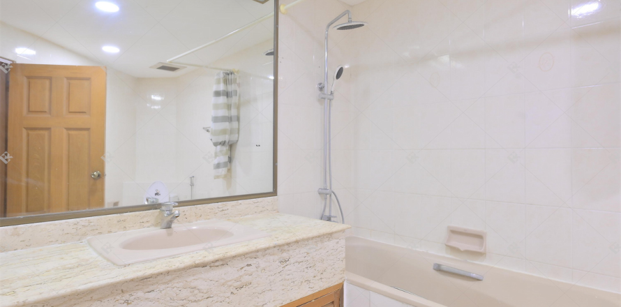 Condominio de 3 dormitorios en Bangkok, Tailandia № 209291