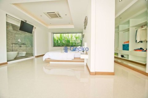 House in Pattaya, Thailand 4 bedrooms № 197119 - photo 4