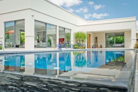 House in Pattaya, Thailand 4 bedrooms № 197119