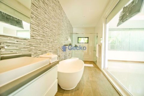 House in Pattaya, Thailand 4 bedrooms № 197119 - photo 5