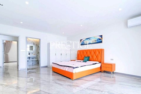 House in Pattaya, Thailand 4 bedrooms № 197965 - photo 10
