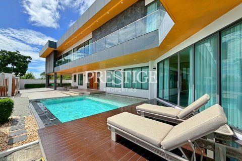 House in Pattaya, Thailand 8 bedrooms № 197968