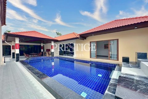 House in Pattaya, Thailand 4 bedrooms № 197964