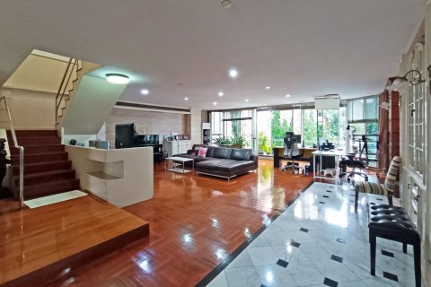 Duplex in Khlong Toei, Bangkok, Thailand 4 bedrooms № 137100 - photo 1