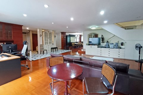 Duplex in Khlong Toei, Bangkok, Thailand 4 bedrooms № 137100 - photo 2