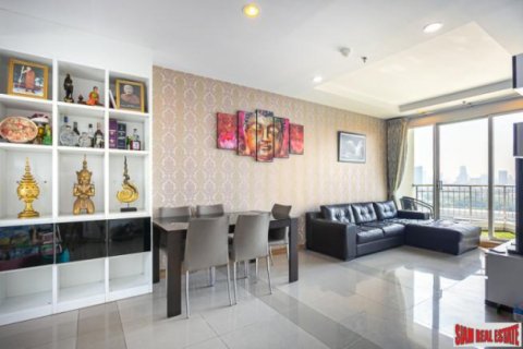 Apartment in Huai Khwang, Bangkok, Thailand 2 bedrooms № 193742